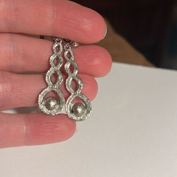 Avon vintage dangle silver tone rhinestone drop pierced earrings. - Picture 4 of 4